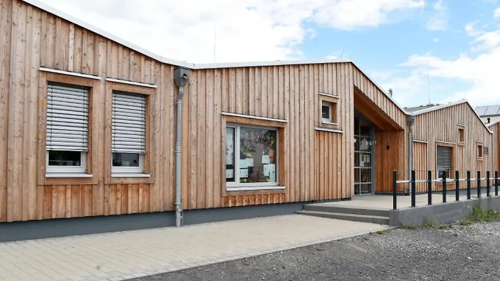 Der-Holzbau-einer-Kita-mit-gestuftem-Dach-wird-beim-Tag-der-Architektur-vorgestellt