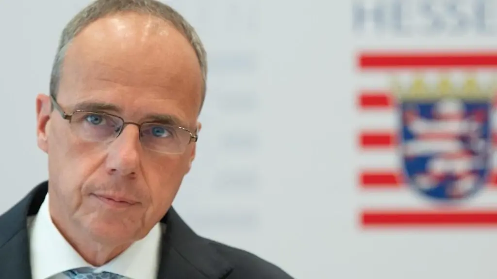 Peter-Beuth-CDU-hessischer-Innenminister-schaut-in-die-Runde