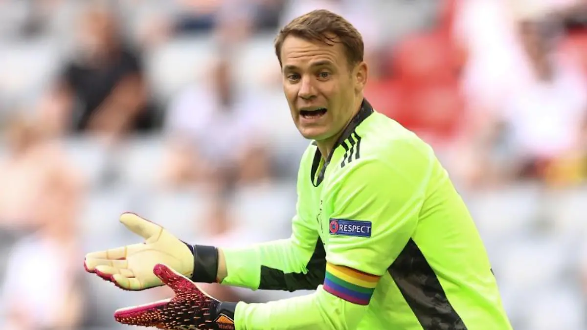 Deutschlands-Torhueter-Manuel-Neuer-traegt-eine-Regenbogen-Armbinde