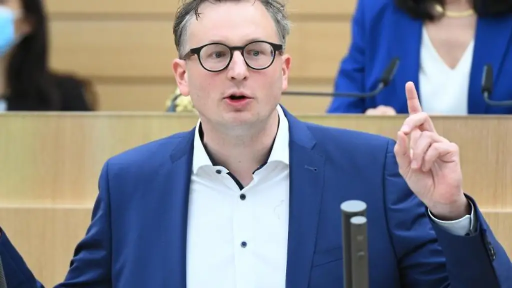 Andreas-Schwarz-Fraktionsvorsitzender-von-Buendnis-90-Die-Gruenen-im-Landtag-von-Baden-Wuerttemberg