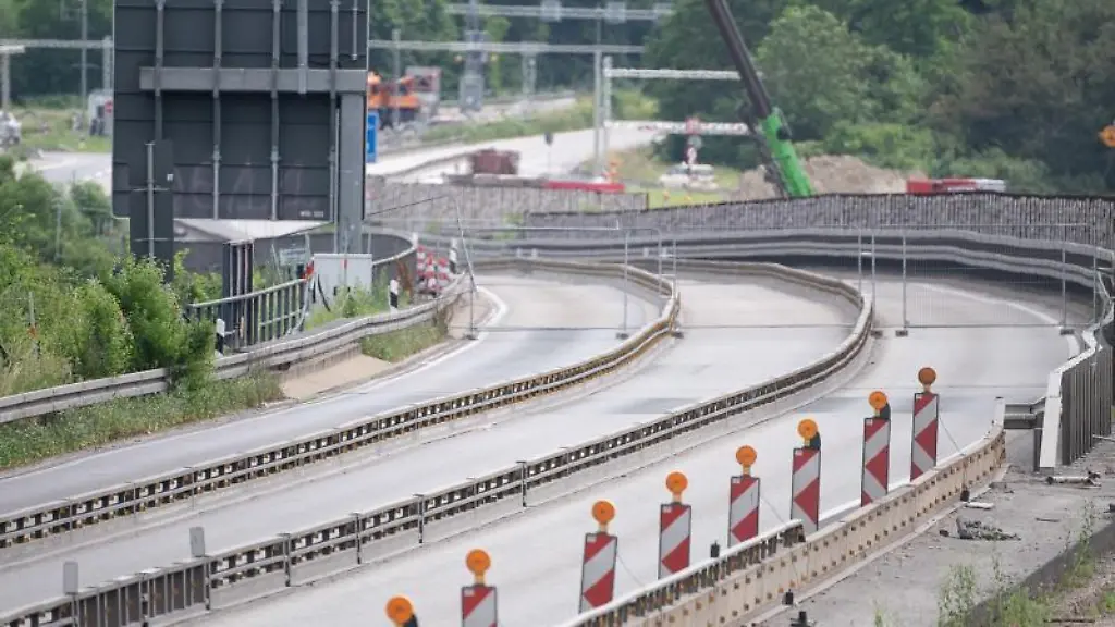 Die-leere-A66-an-der-Salzbachtalbruecke