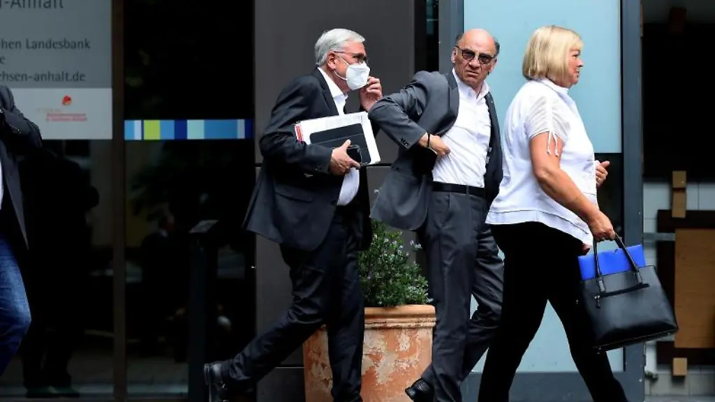 Michael-Richter-2-v-l-Finanz-und-Innenminister-von-Sachsen-Anhalt-Siegfried-Borgwardt-3-v-l-CDU-Fraktionschef-von-Sachsen-Anhalt-und-die-bisherige-Landtagspraesidentin-Gabriele-Brakebusch-r-verlassen-eine-Sondierungsrunde-mit-der-FDP-Sachsen-Anhalt