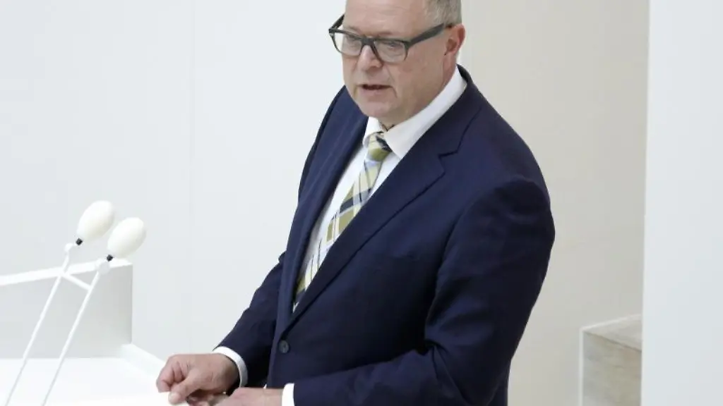 Der-Minister-des-Innern-und-fuer-Kommunales-Michael-Stuebgen-spricht-in-der-Debatte-der-Sitzung-des-Landtags-in-Brandenburg