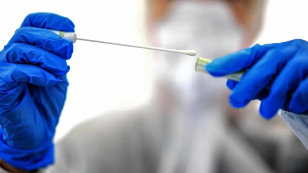 Ein-Abstrichstaebchen-wird-in-einer-ambulanten-Corona-Test-Einrichtung-gehalten