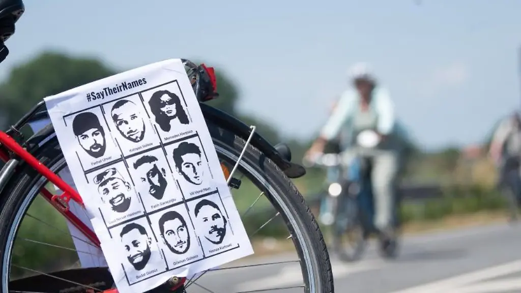 Ein-Fahrrad-mit-dem-Konterfei-der-Opfer-waehrend-der-Fahrradsternfahrt-Stern-fuer-Hanau