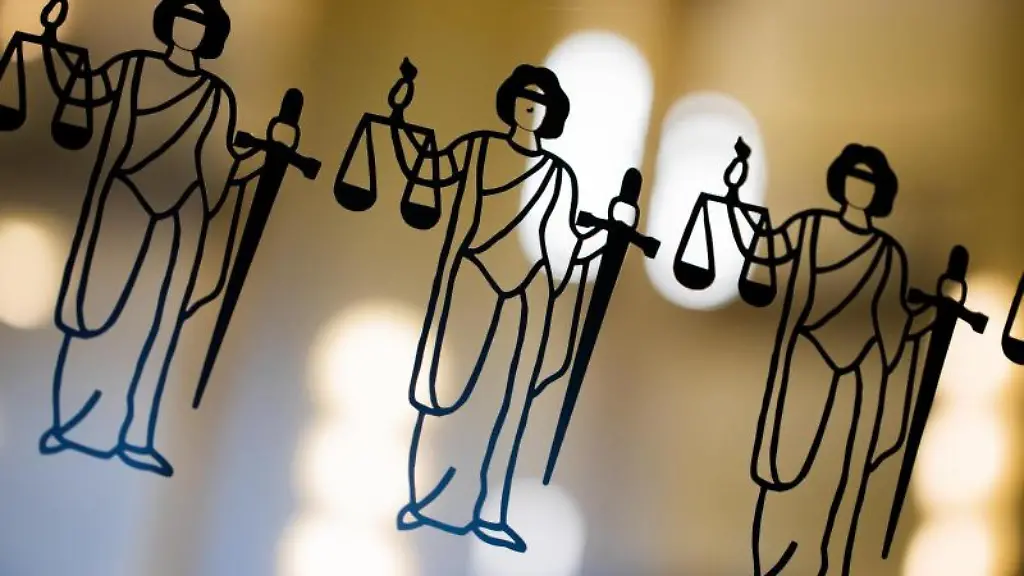 Justitia-Abbildungen-sind-an-einer-Scheibe-zu-sehen