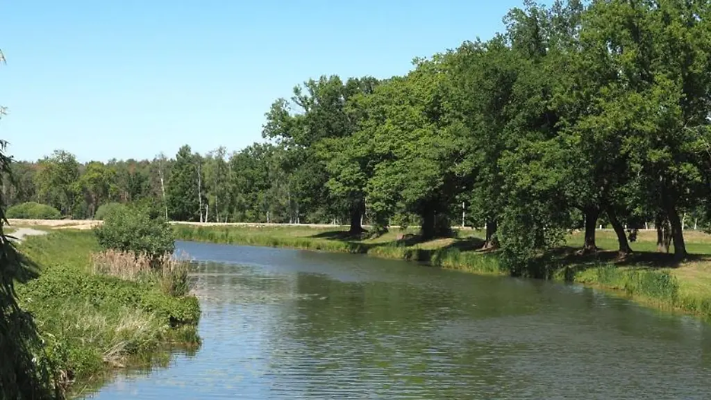 Der-Fluss-Schwarze-Elster-nahe-der-Ortsmitte