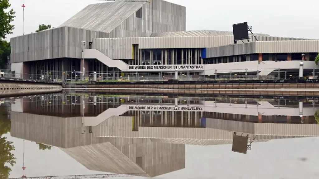 Das-Badische-Staatstheater-spiegelt-sich-in-einer-Wasserflaeche