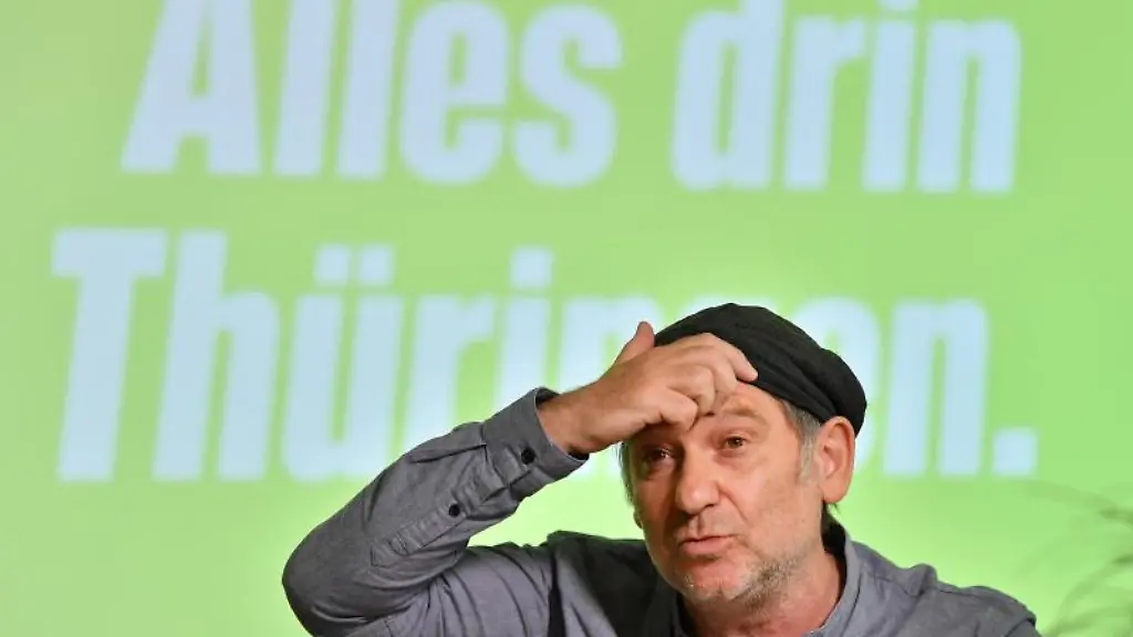 Der-Landessprecher-der-Thueringer-Gruenen-Bernhard-Stengele-sitzt-vor-Journalisten-waehrend-einer-Pressekonferenz