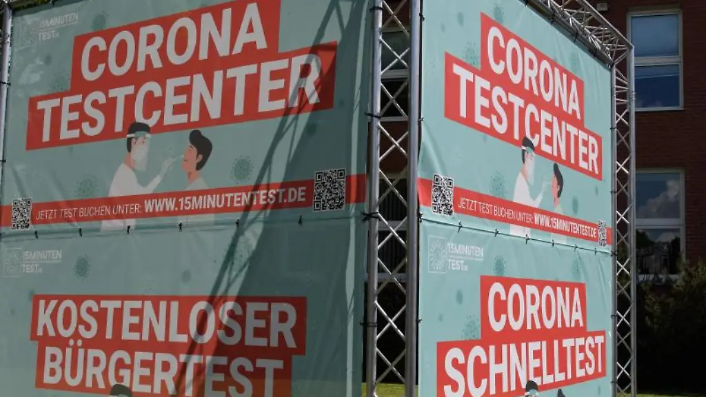 Ein-Aufsteller-mit-dem-Schriftzug-Corona-Testcenter-steht-im-Gewerbepark-Kadruf-in-Kassel