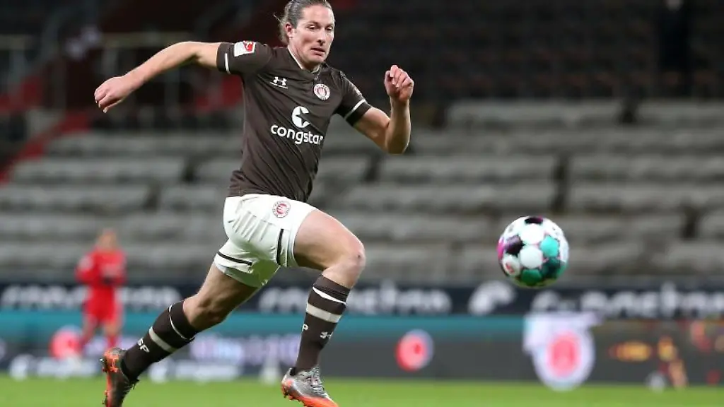 Daniel-Buballa-vom-FC-St-Pauli-laeuft-mit-dem-Ball