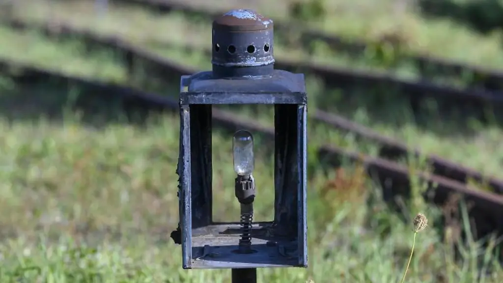 Ein-altes-kaputtes-Weichenzeichen-steht-an-einer-stillgelegten-Bahnstrecke