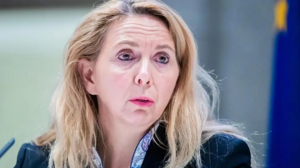 Barbara-Slowik-Polizeipraesidentin-in-Berlin-spricht