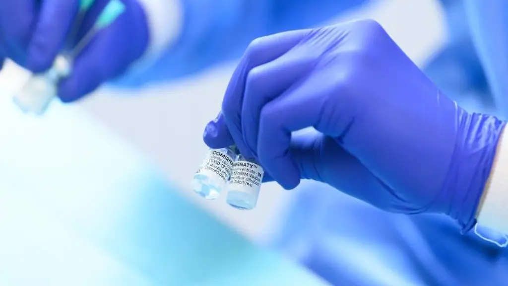 Ampullen-mit-dem-Corona-Impfstoff-von-Biontech-Pfizer