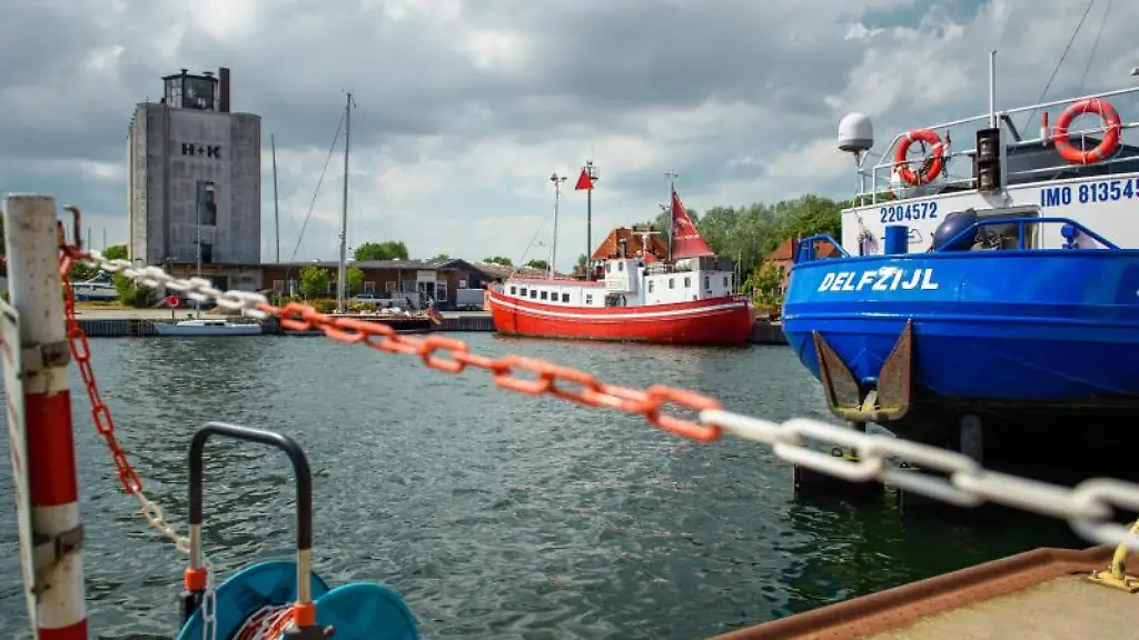 Fracht-und-Transportschiffe-liegen-in-einem-Pier-im-Kommunalhafen-Burgstaaken
