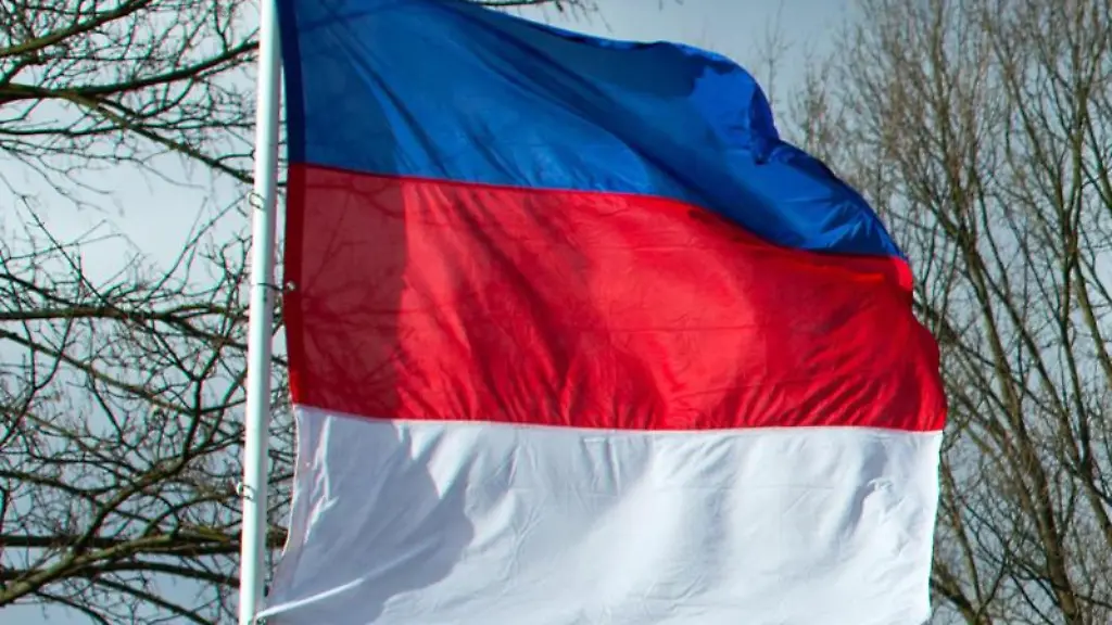 Eine-blau-rot-weisse-Sorbenfahne-weht-im-Wind