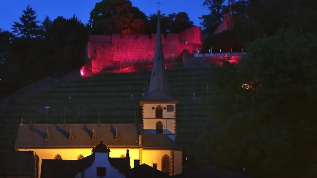 Roetlich-beleuchtet-ist-Clingenburg-ueber-der-Altstadt