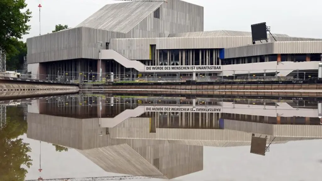 Das-Badische-Staatstheater-in-Karlsruhe