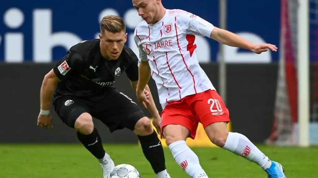 Federico-Palacios-von-Regensburg-r-und-Denis-Linsmayer-von-Sandhausen-kaempfen-um-den-Ball