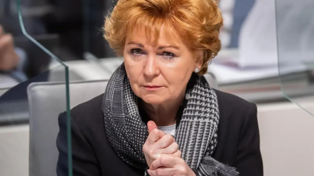 Barbara-Havliza-CDU-Justizministerin-von-Niedersachsen-sitzt-im-niedersaechsischen-Landtag