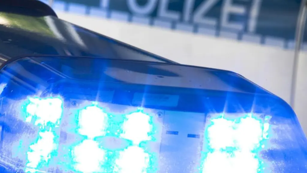 Ein-Blaulicht-auf-dem-Dach-eines-Polizeiwagens