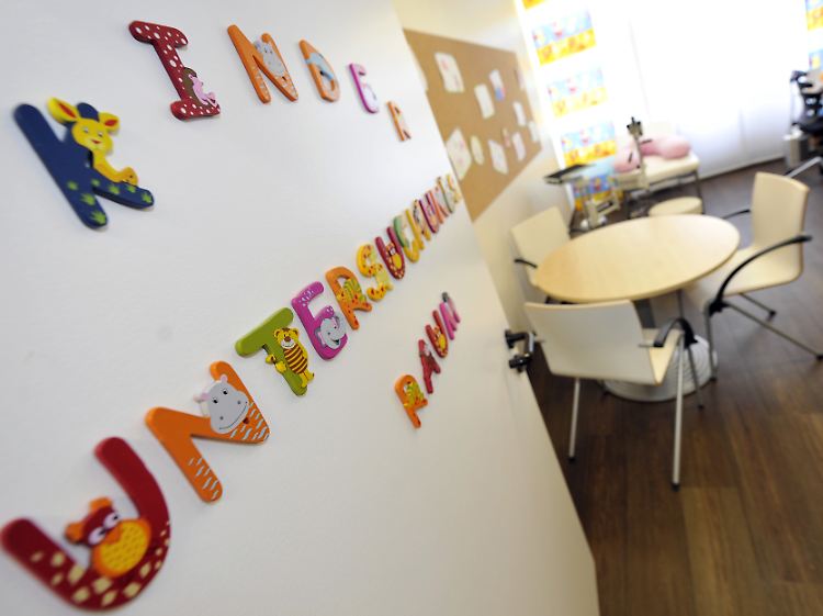 In Mainz wurde ein spezielles Untersuchungszimmer für Kinder, die Opfer häuslicher Gewalt werden, eingerichtet.
