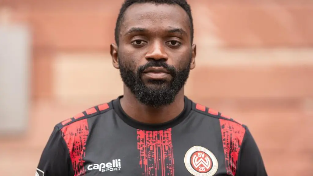 Paterson-Chato-posiert-bei-einem-Fototermin