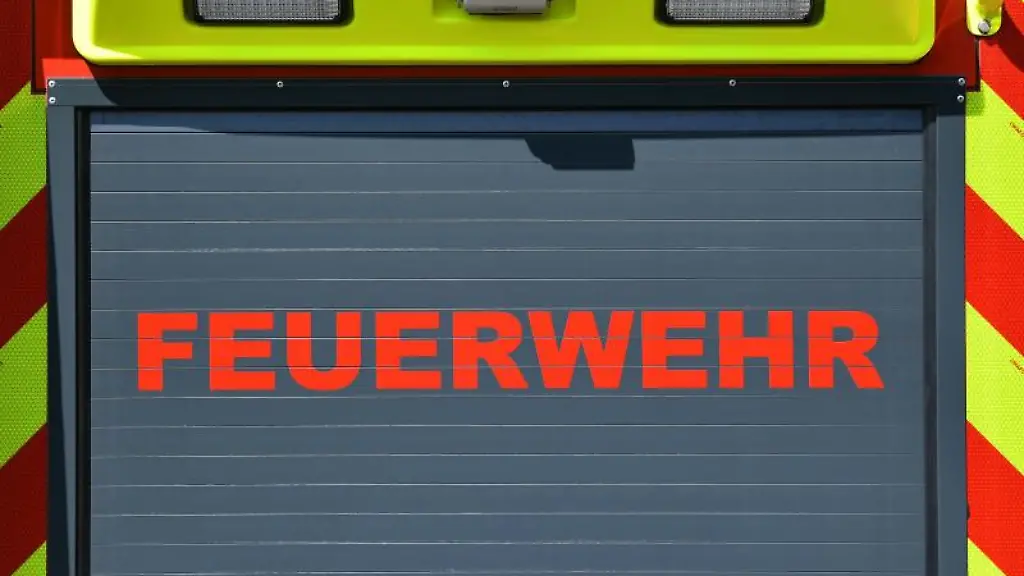Der-Schriftzug-Feuerwehr-ist-auf-einem-Einsatzfahrzeug-angebracht