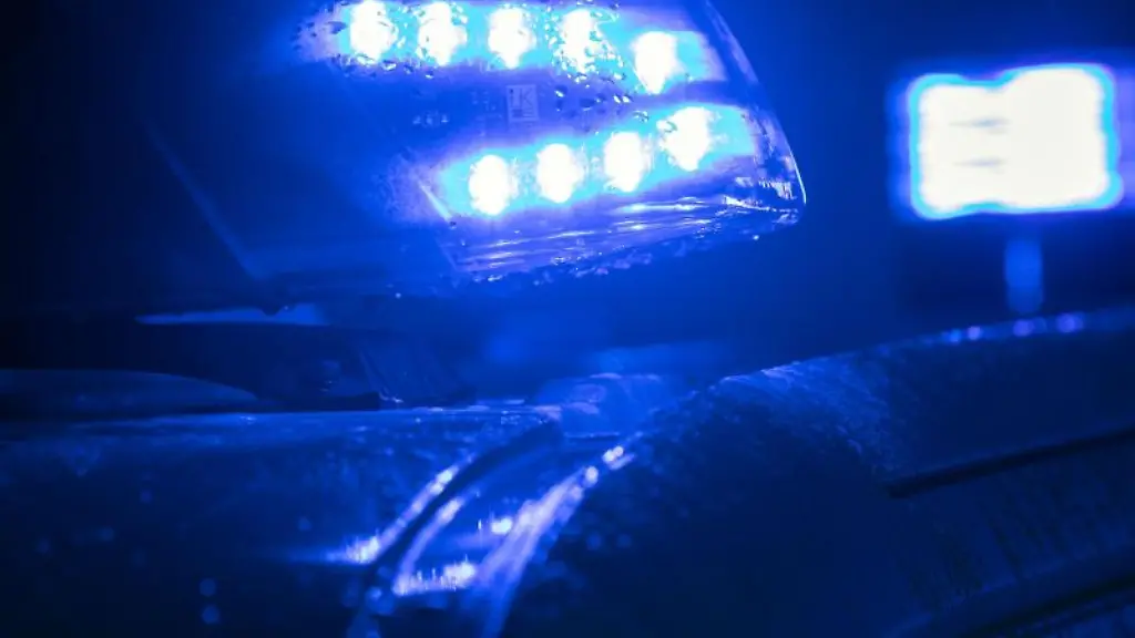 Blaulicht-auf-einem-Polizeifahrzeug