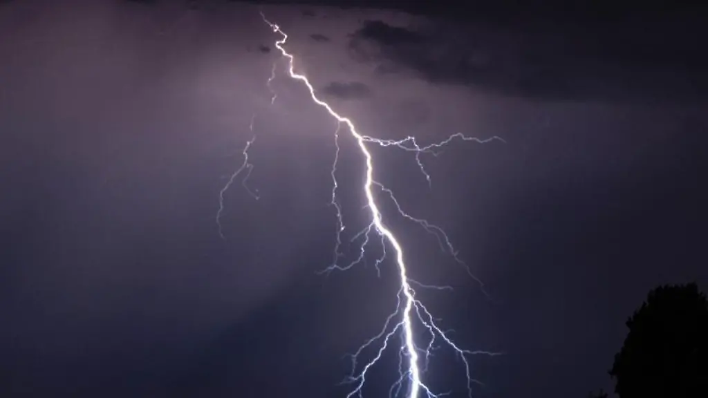 Blitze-entladen-sich-waehrend-eines-Gewitters