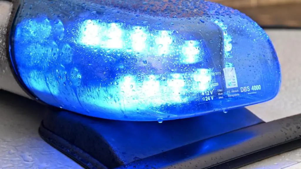 Ein-Streifenwagen-der-Polizei-steht-mit-eingeschaltetem-Blaulicht-an-einem-Einsatzort