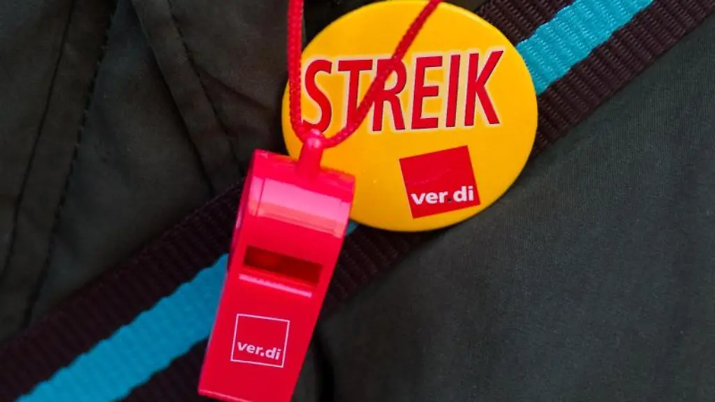 Button-mit-der-Aufschrift-Streik-und-Trillerpfeife-mit-Verdi-Logo