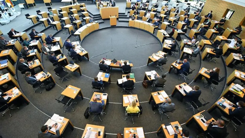 Abgeordnete-und-Landesregierung-sitzen-im-Plenarsaal-des-Thueringer-Landtags