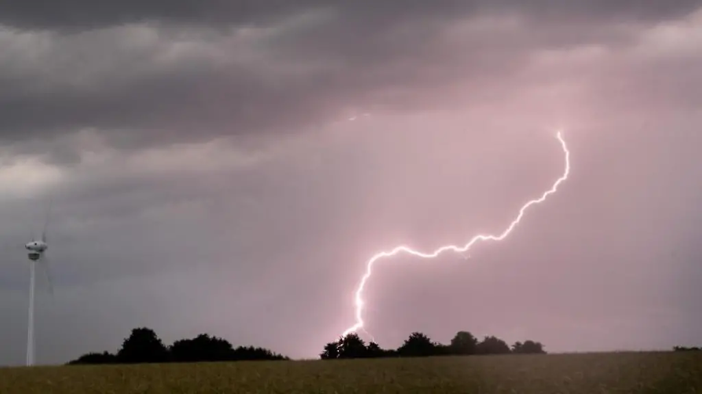 Ein-Blitz-schlaegt-ein