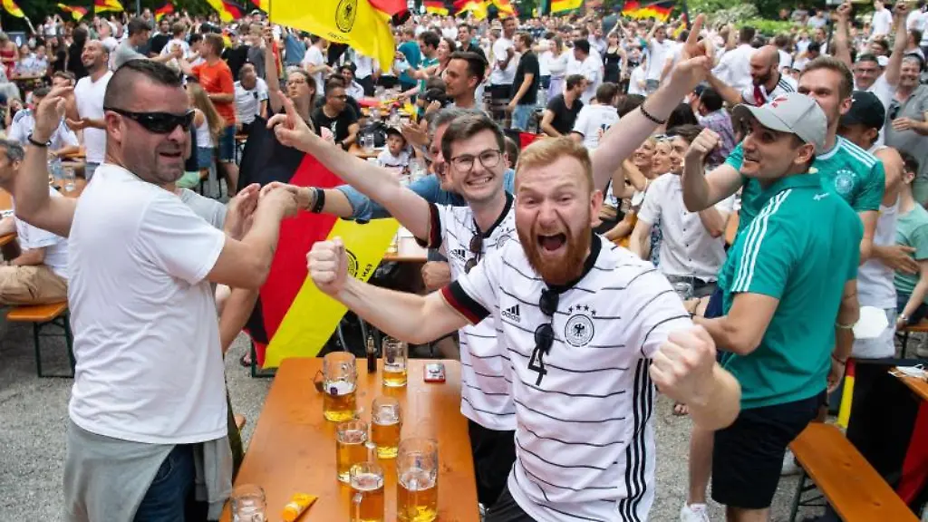 Fans-jubeln-in-einem-Biergarten-ueber-das-Tor-zum-1-4