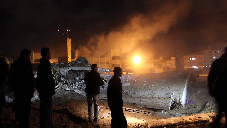 Hamas-Kämpfer inspizieren ein Trainingslager nach einem israelischen Angriff.