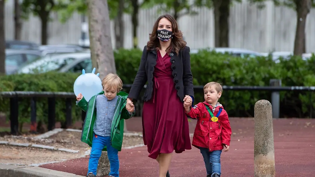 Stella-Moris-Verlobte-von-Julian-Assange-mit-den-gemeinsamen-Soehnen-bei-einem-Besuch-im-Hochsicherheitsgefaengnis-Auf-ihrer-Maske-ist-zu-lesen-Free-Assange