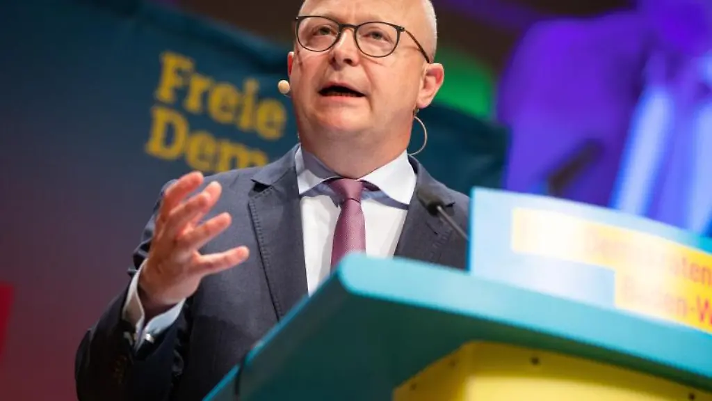 Michael-Theurer-Vorsitzender-der-FDP-Baden-Wuerttemberg-spricht-beim-Landesparteitag-der-FDP-Baden-Wuerttemberg-zu-Parteimitgliedern