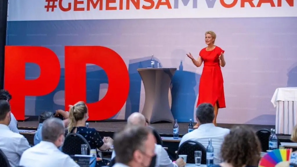 Die-Ministerpraesidentin-und-SPD-Landesvorsitzende-von-Mecklenburg-Vorpommern-Manuela-Schwesig-spricht-vor-den-Delegierten-des-Landesparteitags