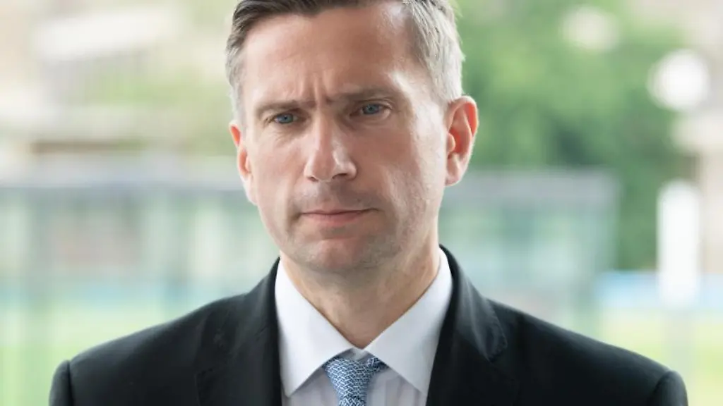 Der-Wirtschaftsminister-von-Sachsen-Martin-Dulig-steht-waehrend-eines-Pressestatements-vor-dem-Saechsischen-Landtag