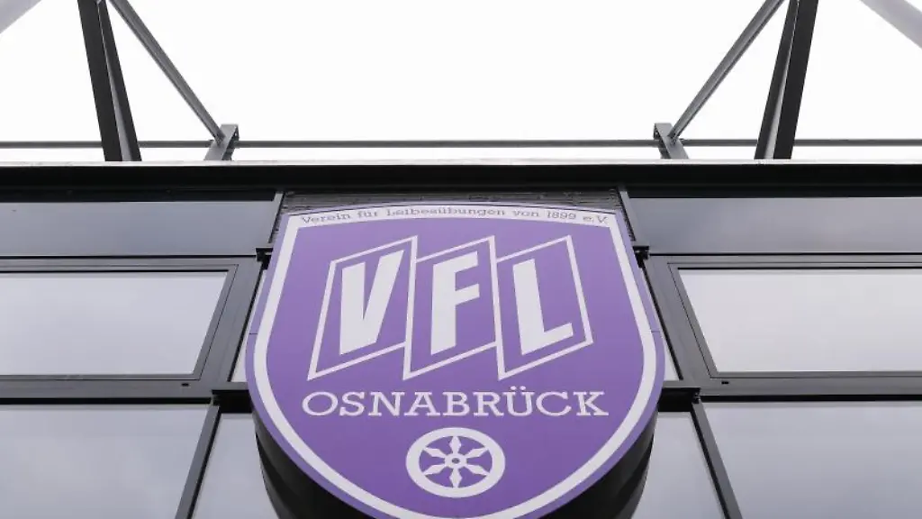 Das-Vereinslogo-vom-VfL-Osnabrueck-haengt-an-einer-Fassade-des-Stadions