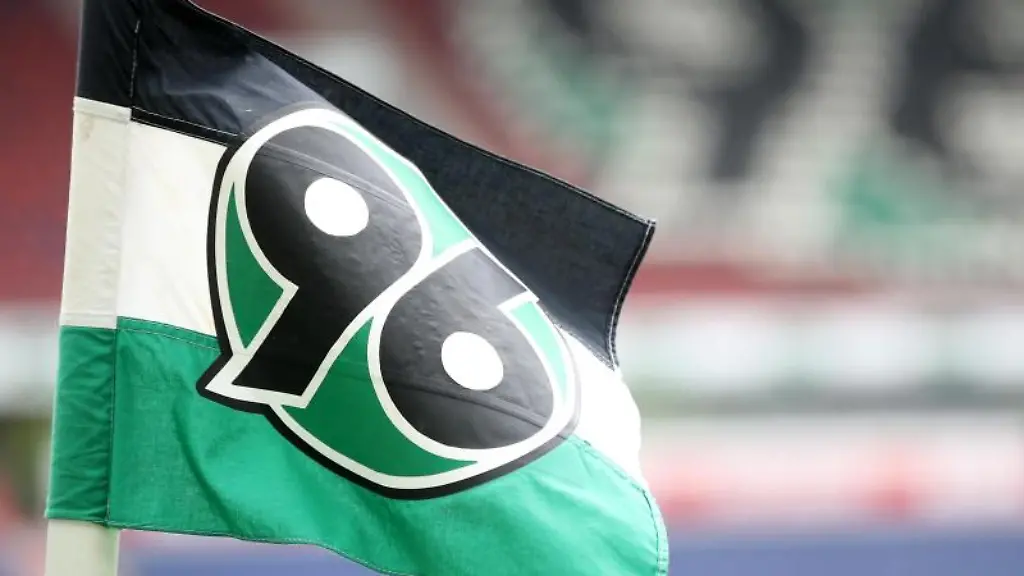 Das-Logo-von-Hannover-96-ist-auf-einer-Fahne-zu-sehen