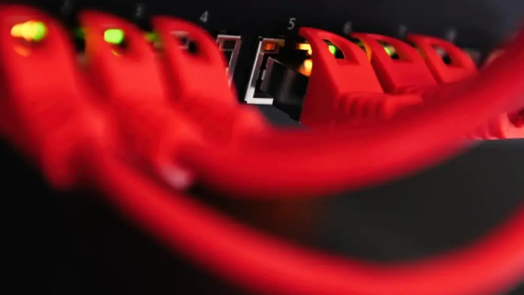 Netzwerkkabel-sind-in-einem-Serverraum-zu-sehen