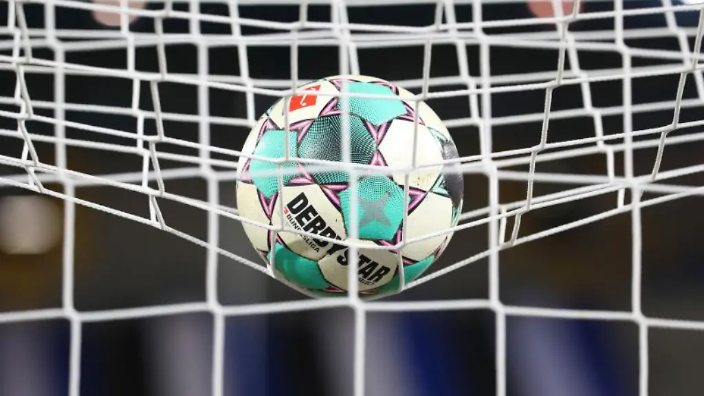 Ein-Fussball-liegt-vor-der-Partie-im-Netz