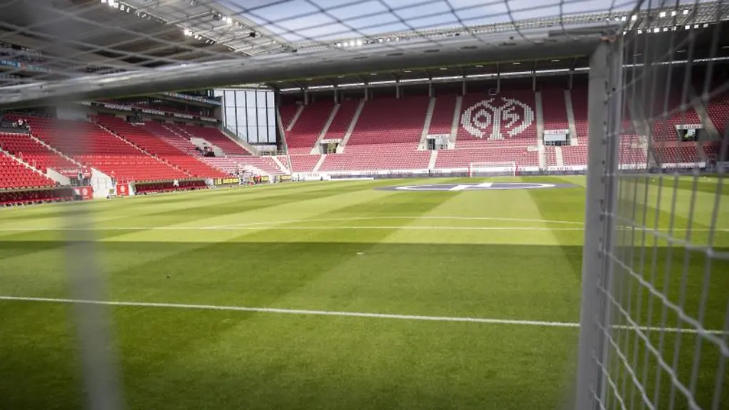 Das-Logo-des-FSV-Mainz-05-ist-auf-den-leeren-Raengen-der-Opel-Arena-zu-sehen