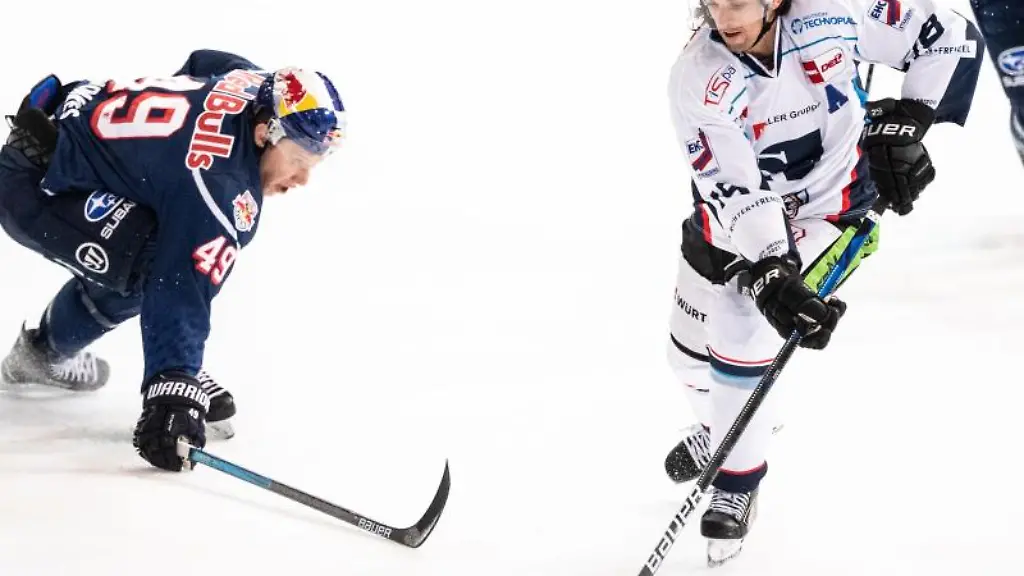 Mark-Voakes-von-Muenchen-l-und-Jeremy-Williams-von-Straubing-im-Zweikampf-um-den-Puck