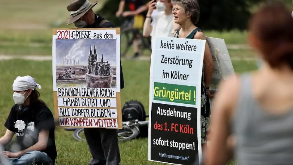 Demonstranten-mit-Transparenten-nehmen-an-der-Demonstrationen-von-Fridays-for-Future-teil