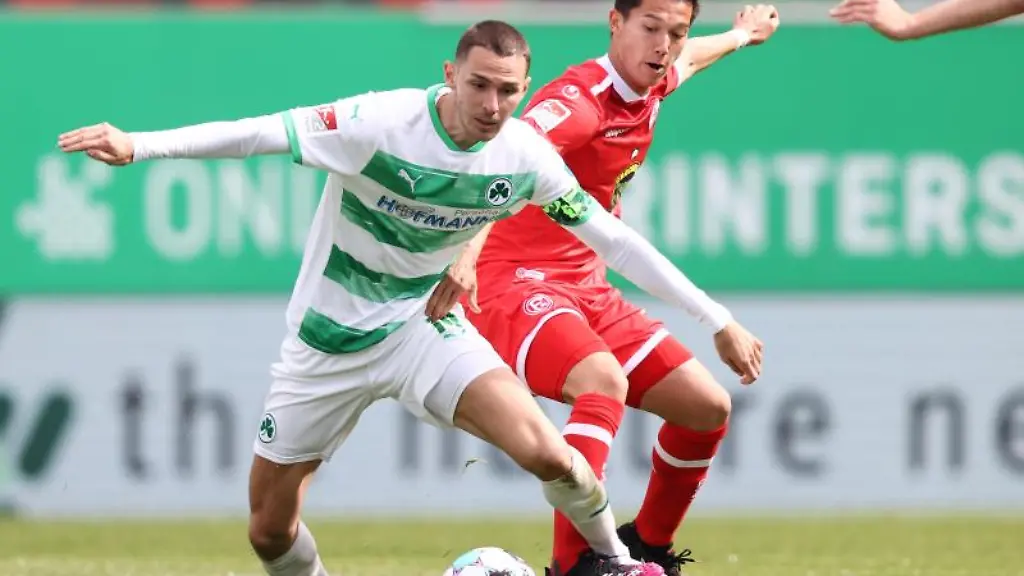 Fuerths-Branimir-Hrgota-l-und-Duesseldorfs-Shinta-Appelkamp-kaempfen-um-den-Ball