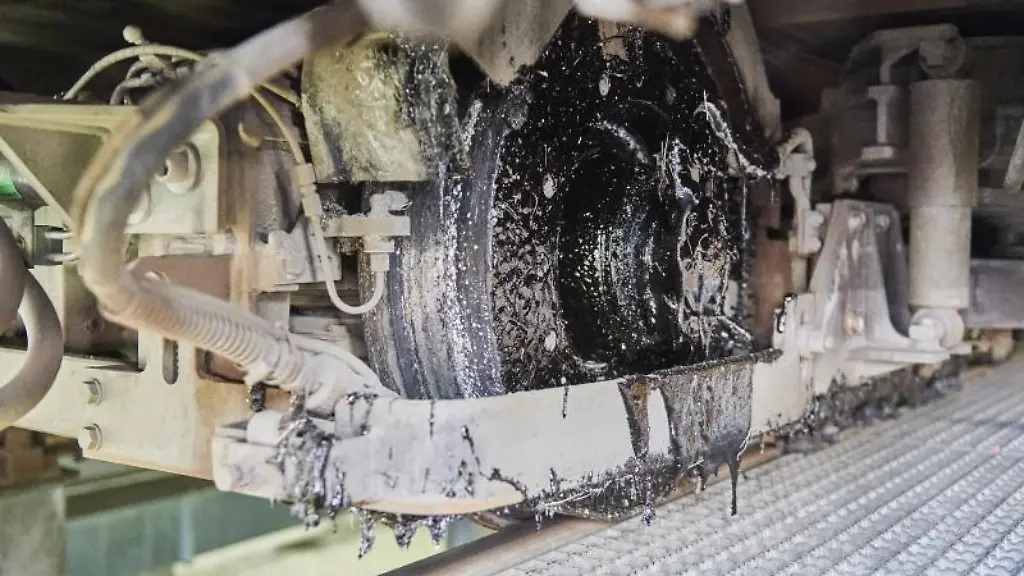 Eine-klebrige-Masse-haengt-an-einem-Rad-einer-Karlsruher-Strassenbahn-im-Betriebshof