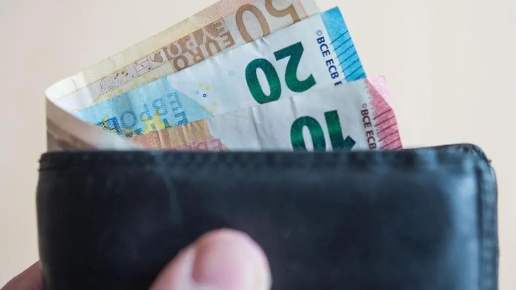 Geldscheine-stecken-in-einem-Geldbeutel